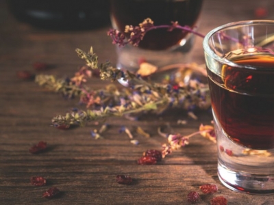 Preparare il liquore alla genziana fatto in casa: la ricetta