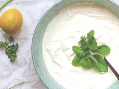 Salsa speziata allo yogurt greco: due ricette da provare