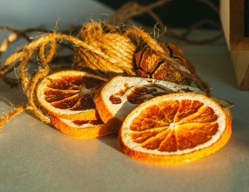 Come creare ghirlande e festoni con le arance disidratate