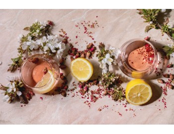 Preparare lo Sharbat e Golab: una fresca bevanda che profuma di rose